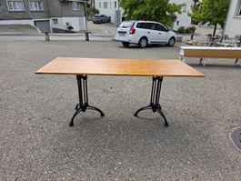 Holztisch mit Metallfuss  gebraucht