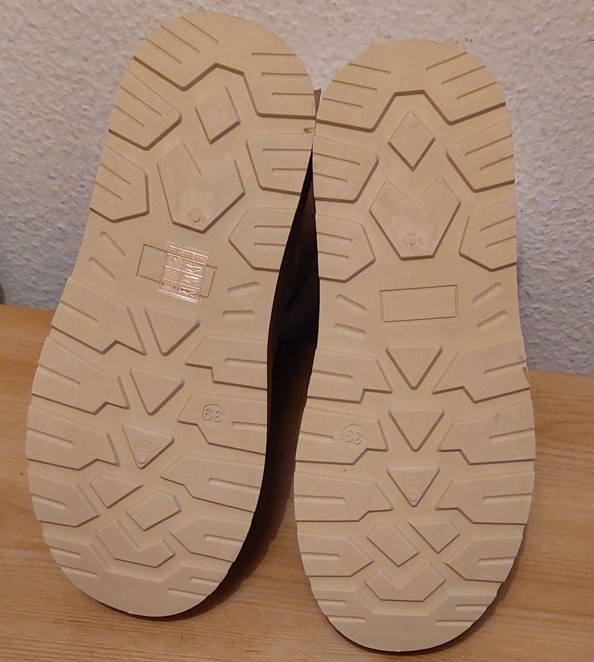 Scarpe da donna: Neue Stiefel beige, Gr. 37.5 – Nuovo (secondo la descrizione) da Oberwil BL venduto da Hunajakakku 7