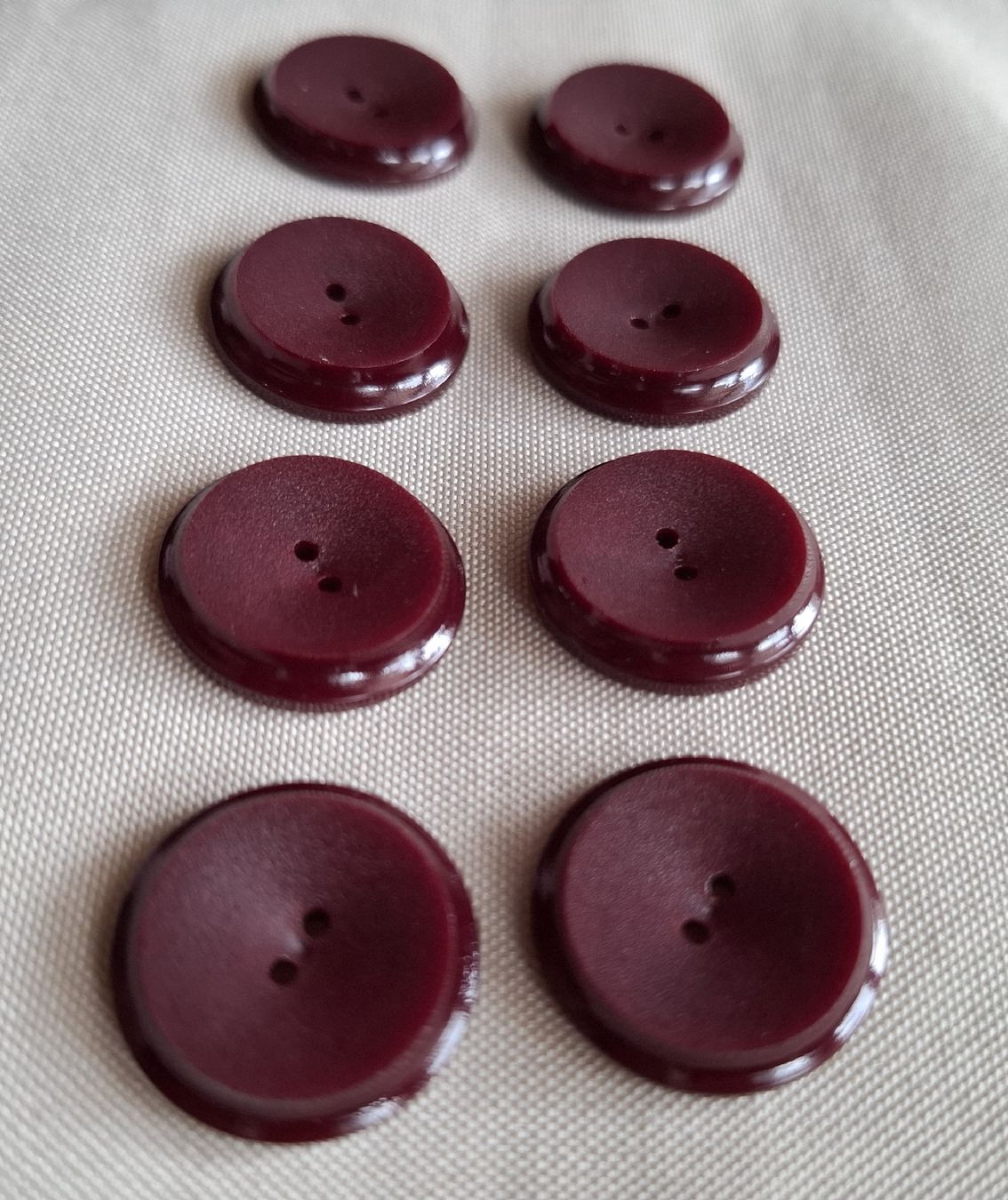 Knöpfe: 8 Stück Knöpfe, Weinrot, 20 mm. – Gebraucht aus Dietikon von Hirschkopf 1