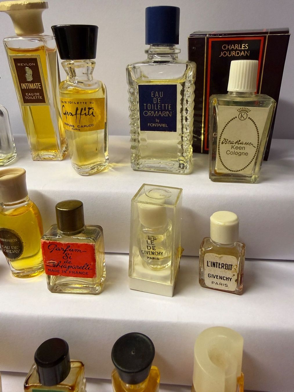Profumi & Eau de Toilette: Uralte winzige Parfum Miniaturen – Usato da St. Gallen venduto da aracne 2