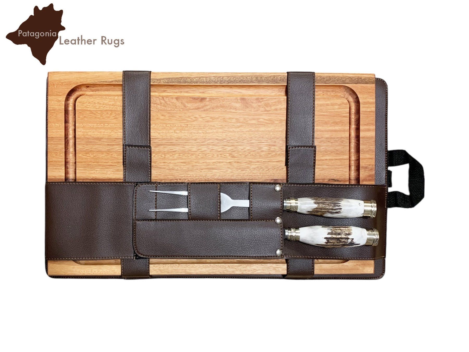 Set di posate: Set BBQ con Sciabola e forchettone da intaglio e Tagliere – Nuovo e nell'imballaggio originale da Arbedo venduto da patagonialeatherrugs