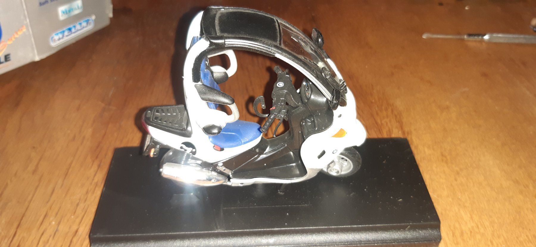 Welly Kit di modellismo & Modellini statici: BMW C1 1:18 WELLY – Usato da Fehraltorf venduto da STEMAC01TK 2