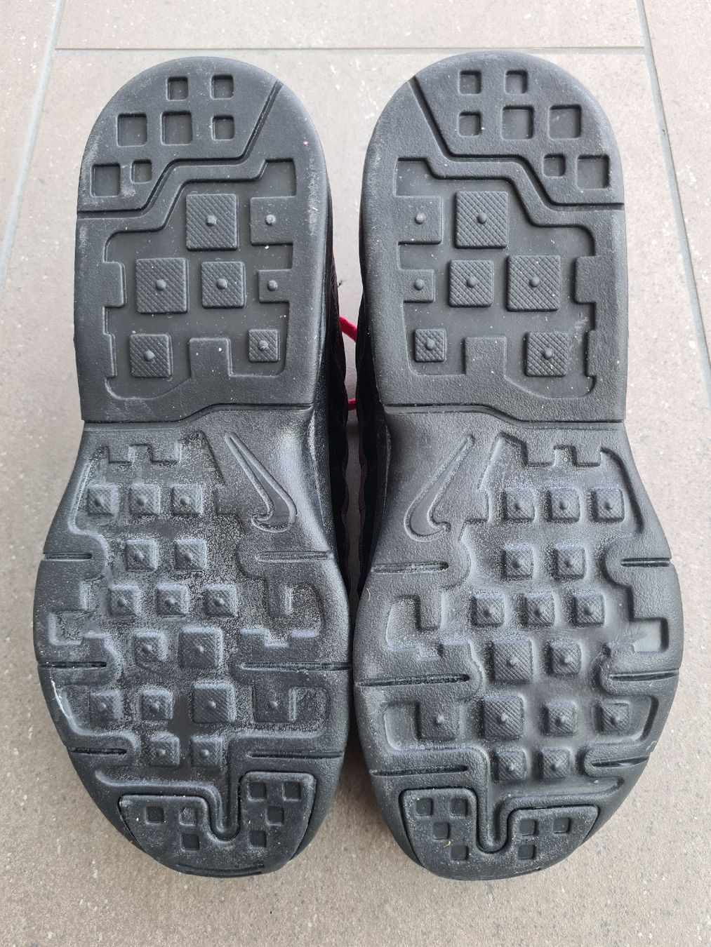 Nike Chaussures filles: Nike air gr.34, neuve – Neuf avec emballage d'origine à Peseux par Chrisha22 3
