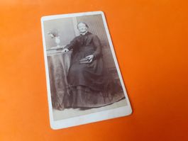 SCHWIIZER FRAU DAZUMAL - en öLTERI DAME - HERISAU