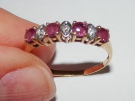 18K GG Ring mit 4 Rubinen und 3 kleinen Diamanten, Gr 54