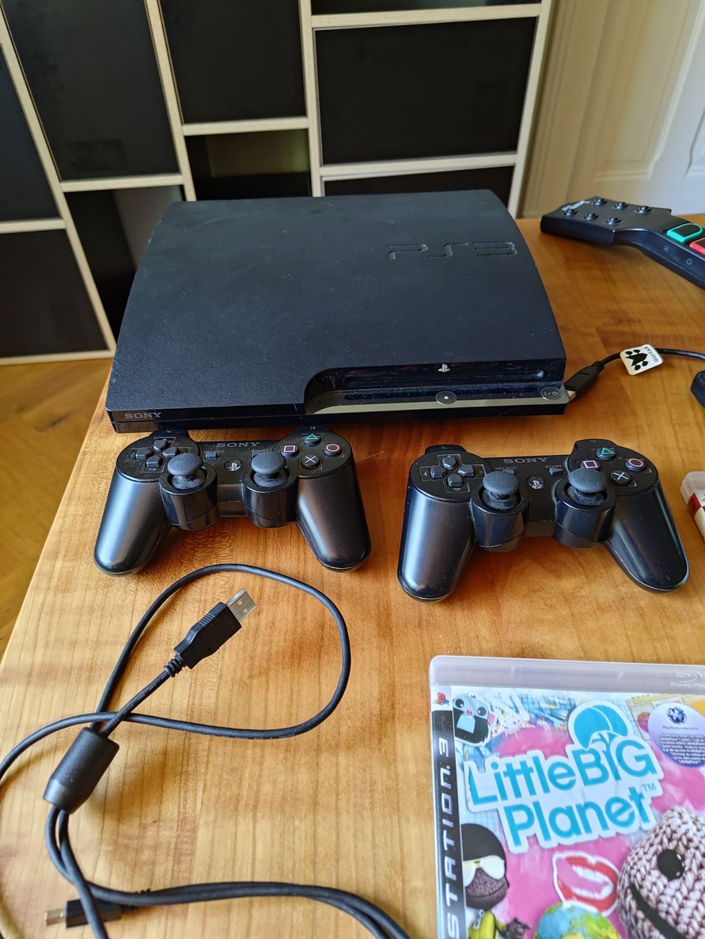 Sony Konsolen: Playstation 3 (PS3), 2 Controller, 7 Games, Buzz/Guitar Hero – Gebraucht aus Bern von andersini 1