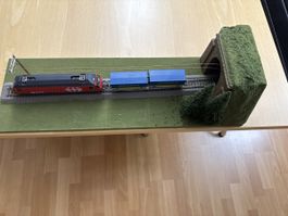 Modellbahn SBB Lokomotive mit Tunnel auf Platte Spur H0
