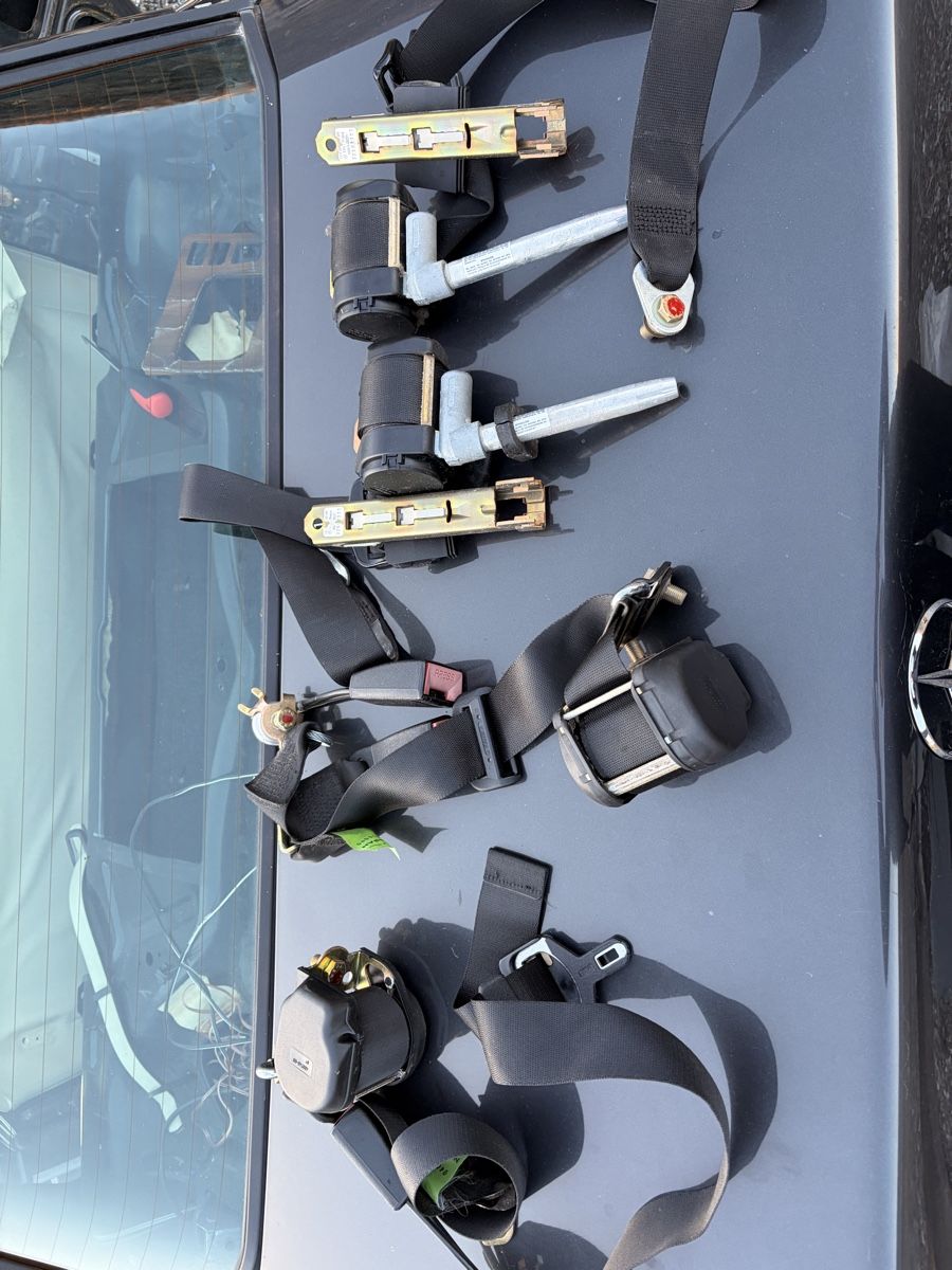 Mercedes-Benz Tutti pezzi di ricambio auto: Mercedes 190e W201 Sicherheitsgurte – Usato da Brig venduto da rue_s2l7
