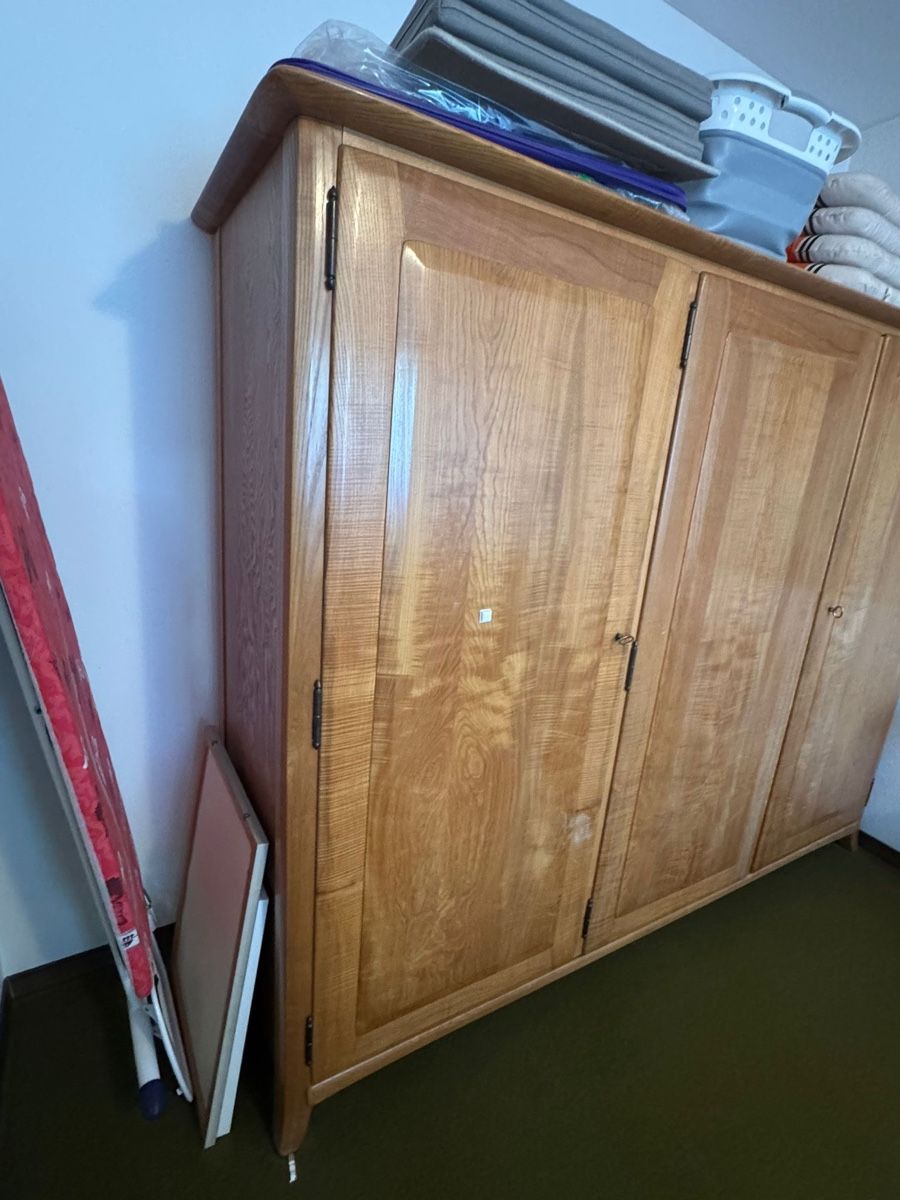Schränke: Massiver Sproll Holzschrank – Gebraucht aus Utzenstorf von Dpluto 2