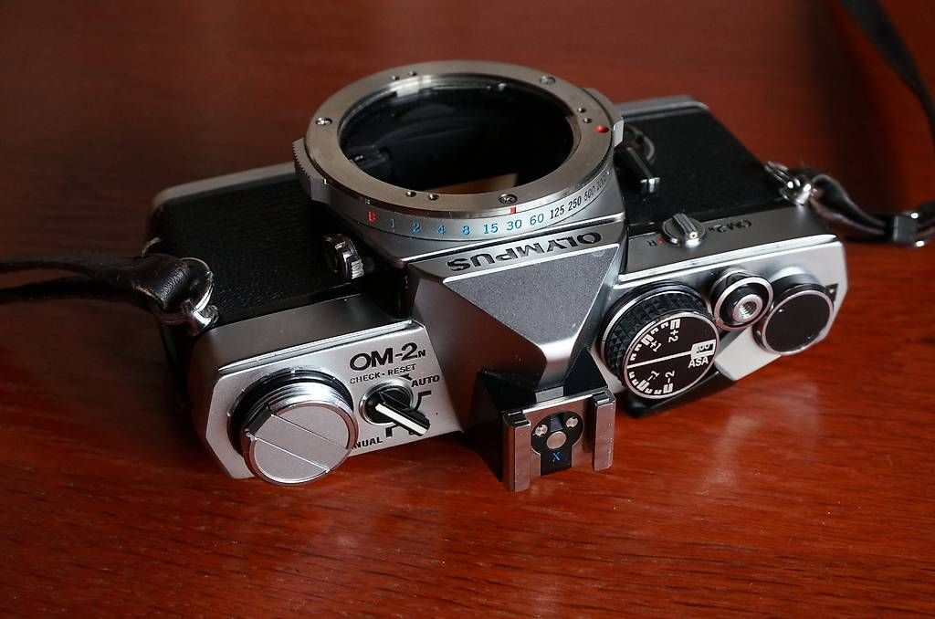 Olympus Fotocamera: Olympus OM-2n Chrom mit Electronic Flash T 32 TOP – Usato da Spreitenbach venduto da Salesmanship 3
