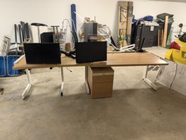 Professioneller Schreibtisch inkl ​2x 27-Zoll-Bildschirme