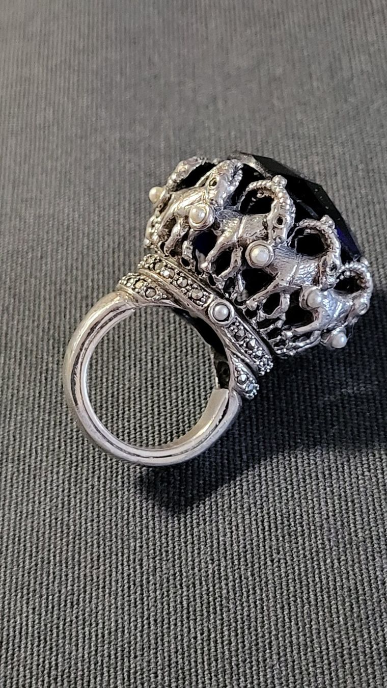 Ringe: Mega Designerring mit Steinböcken – Gebraucht aus Basel von spinne02