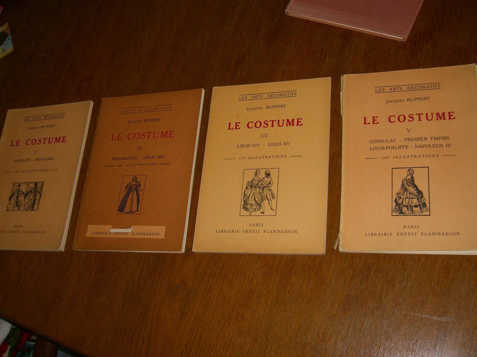 Bücher: Le Costume - buch – Gebraucht aus Bischofszell von Joachim-115