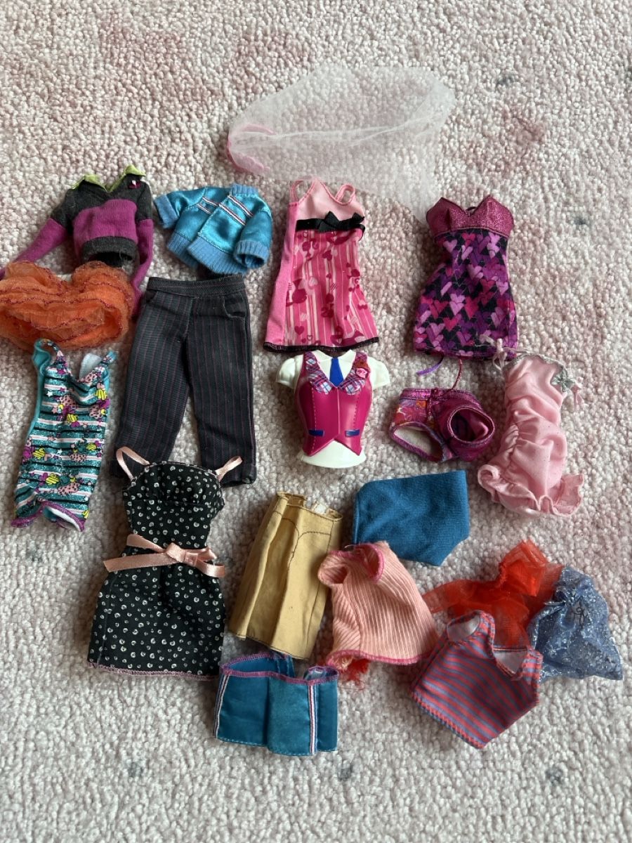 Puppen: Barbie Kleider  – Gebraucht aus Oberglatt ZH von ble_75jw 5