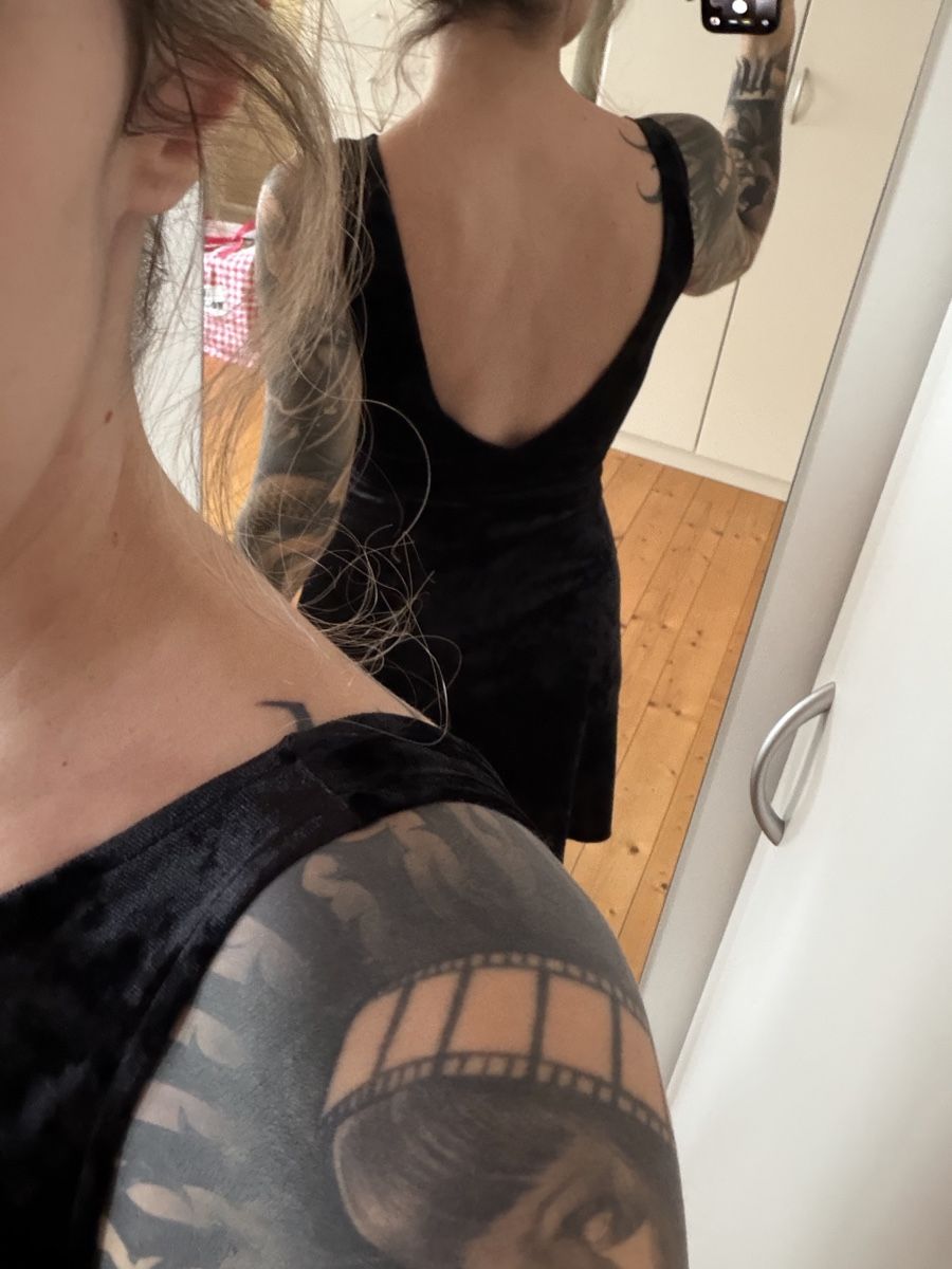 H&M Kleider: Ärmelloses Samtkleid XS – Gebraucht aus Basel von Zamba 2