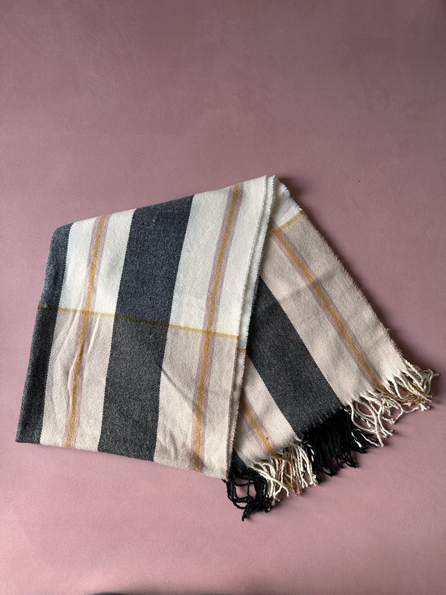 Foulard & Sciarpe: Cozy checkered scarf for cold days – Usato da Horgen venduto da ger_2y92