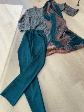 Lässiges Set / Tunika,  Hose und   grosser Schal / Gr. M