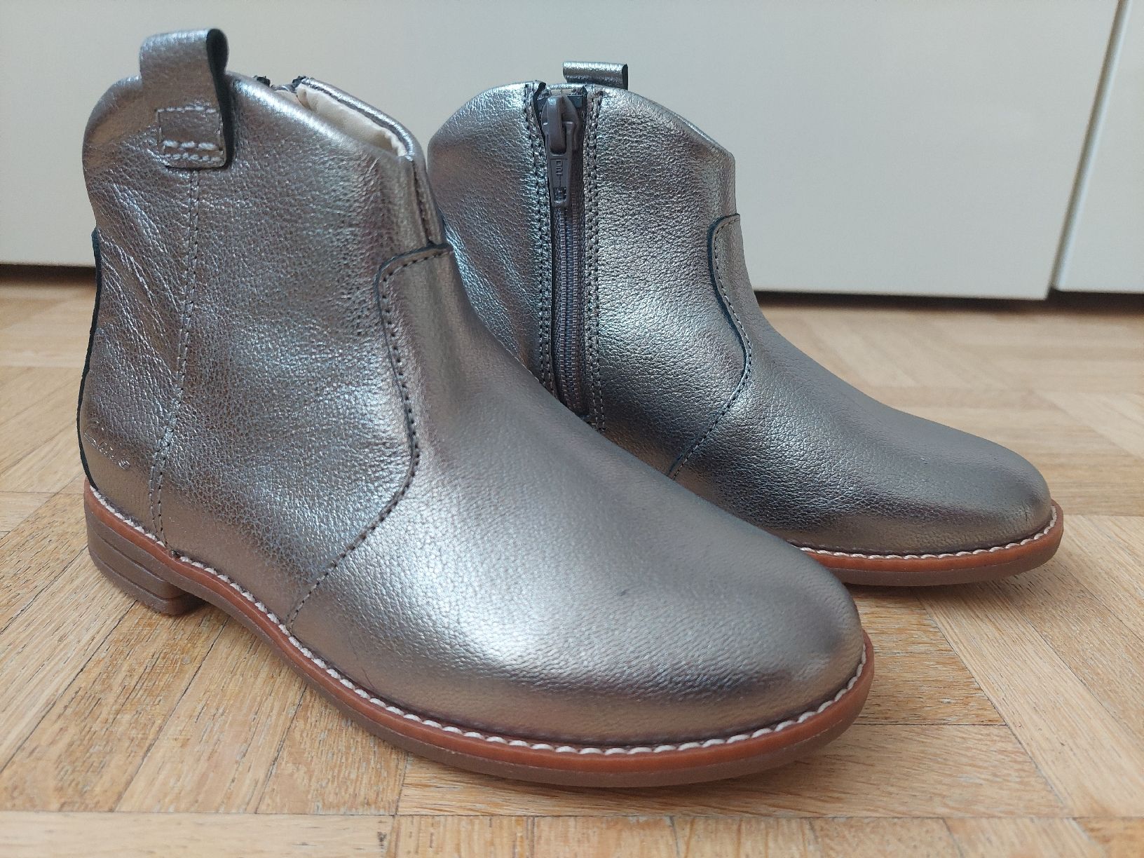Clarks Schuhe für Mädchen: NEU! Mädchen Halbschuh Gr. 28 von Clarks – Neu und originalverpackt aus Flims Dorf von Truemorish