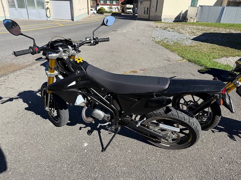 Strasse: VALENTI RACING N50 Naked beide Motorräder  – Gebraucht aus Unteriberg von wg52 3