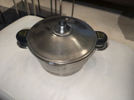 Dampfkochtopf mit Deckel und warmhalte Untersatz 18 mm.