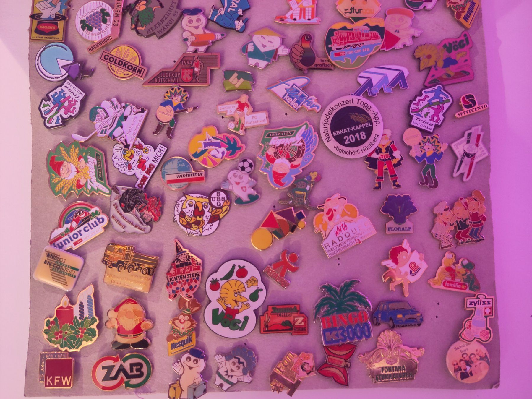 Plaketten & Abzeichen: Sammlung Pins Anstecker Abzeichen – Gebraucht aus Zürich von Bischosa 2