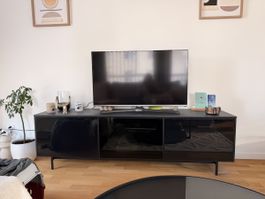 Lowboard mit schwarzen Glasfronten zu verkaufen
