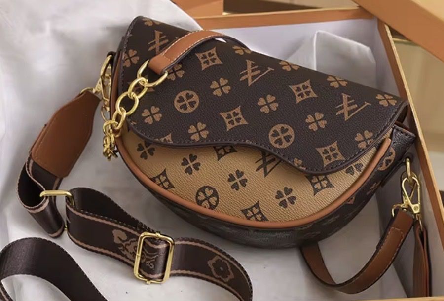 Borse da donna: Kleine Handtasche im Monogramm-Design . – Nuovo e nell'imballaggio originale da Neuenegg venduto da Kartel11