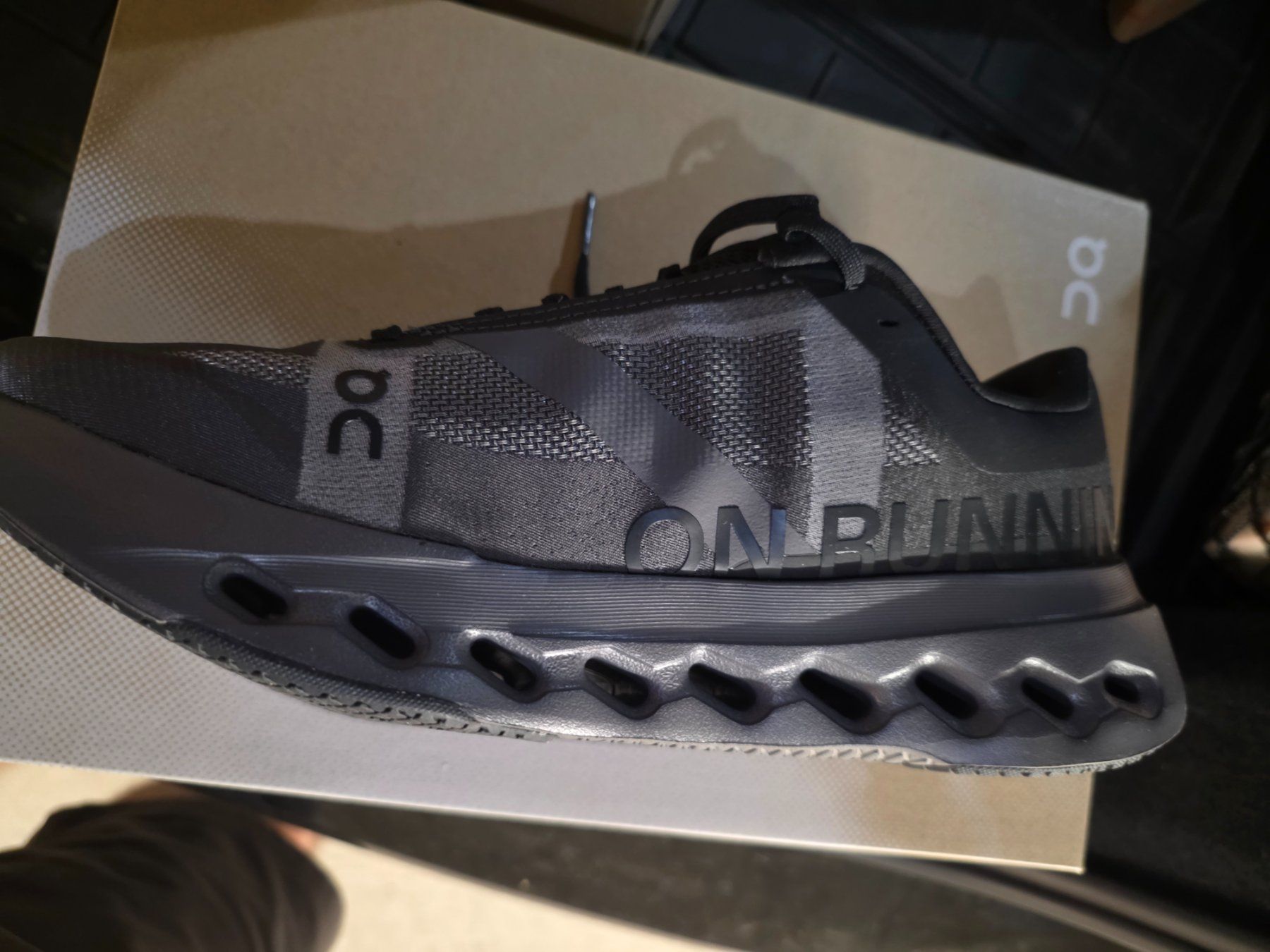 On Chaussures hommes: On Cloudsurfer NEU 43 – Neuf avec emballage d'origine à Uitikon Waldegg par Minic 1