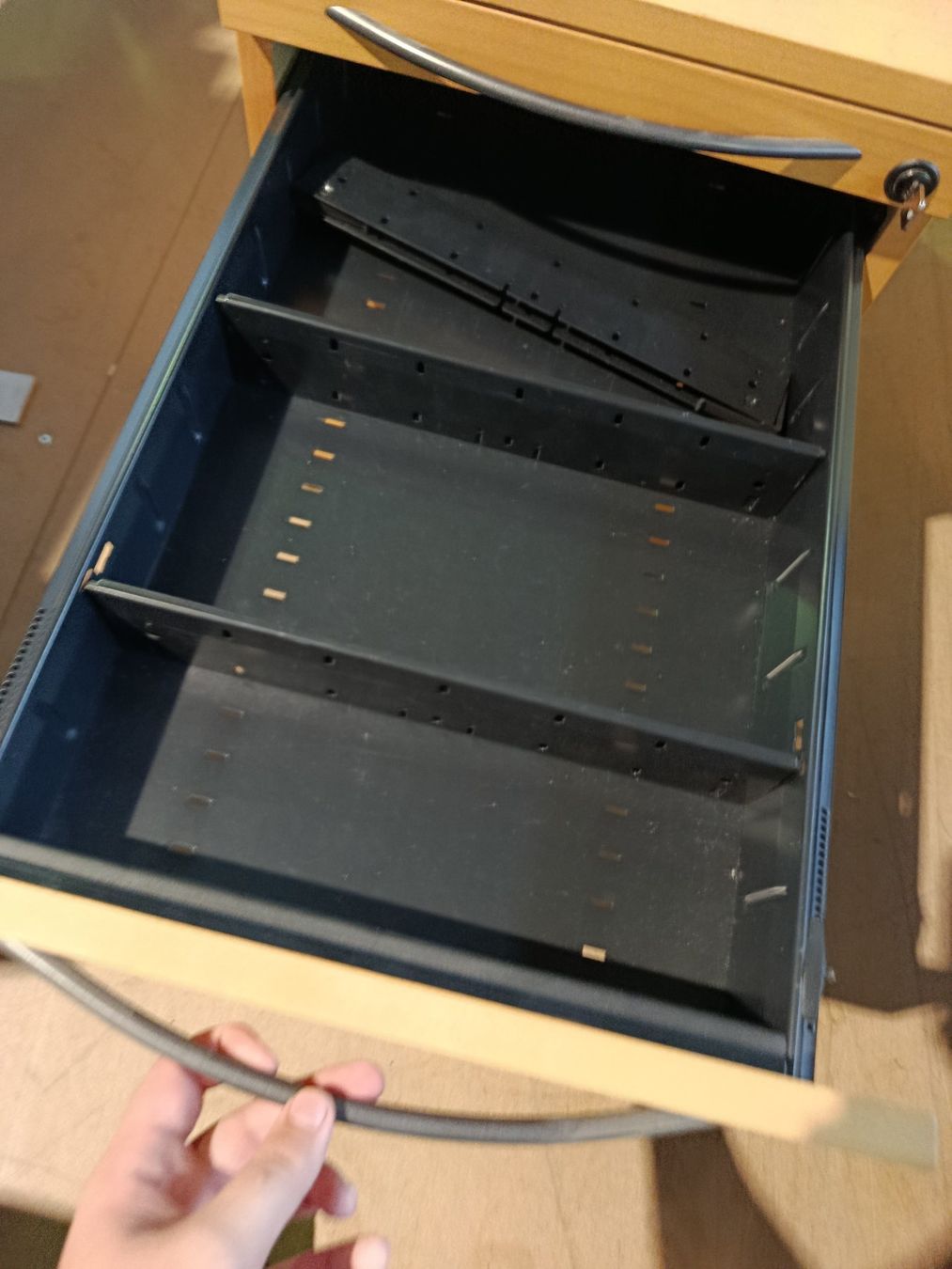 Korpus: Rollcontainer Holzoptik mit drei Schubladen gebraucht – Gebraucht aus Münchenstein von tsp01 4
