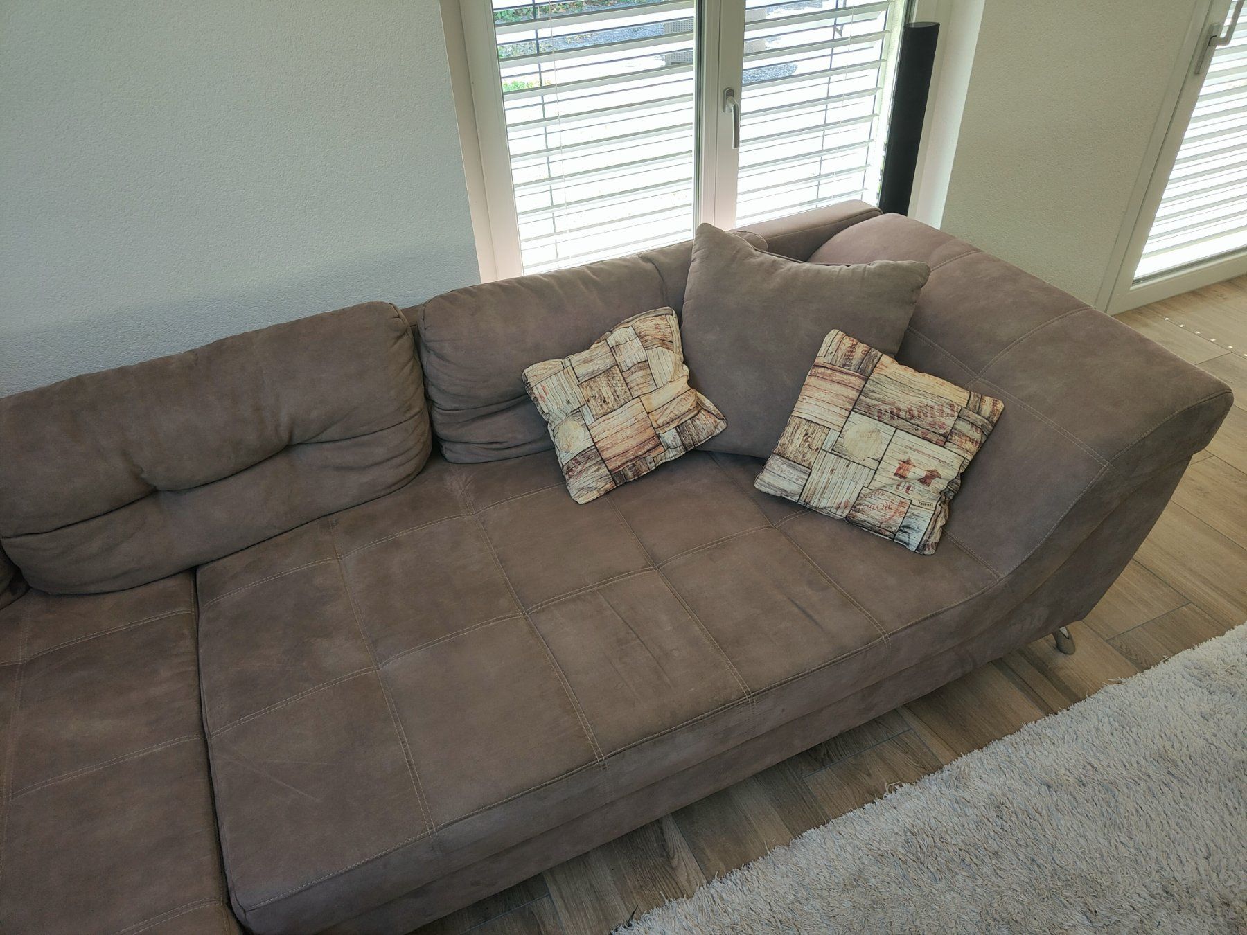 Conforama Sofas: Canapé d'angle en L, daim, bon état – Gebraucht aus Develier von starcustomer 2