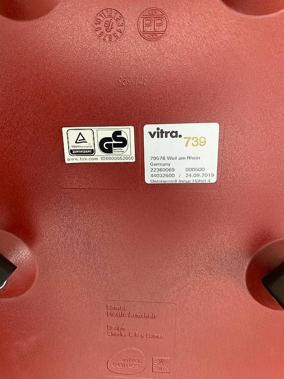 Vitra Sedie: Vitra Plastic Armchair – Oxide Red – Usato da Gossau SG venduto da kognit 4