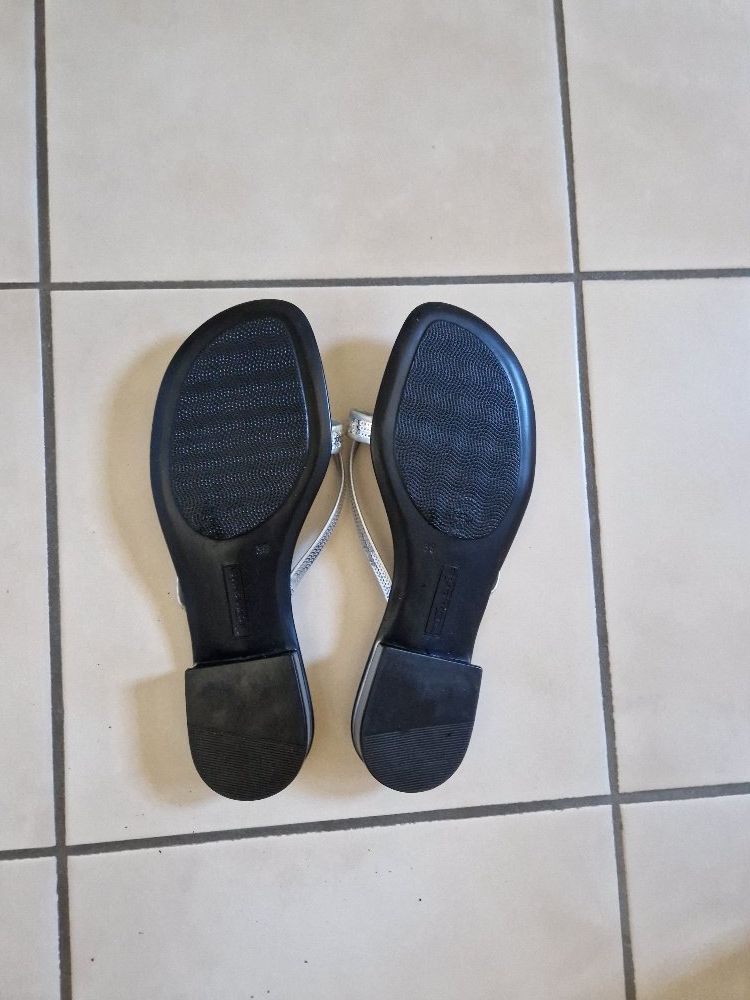 Tamaris Damenschuhe: Flipflop Tamaris, silbern Gr. 39 – Gebraucht aus Basel von aegina 1