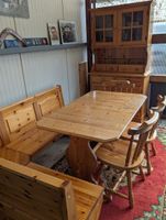 Tisch mit Auszug, 3 Stühlen und Eckbank aus Holz