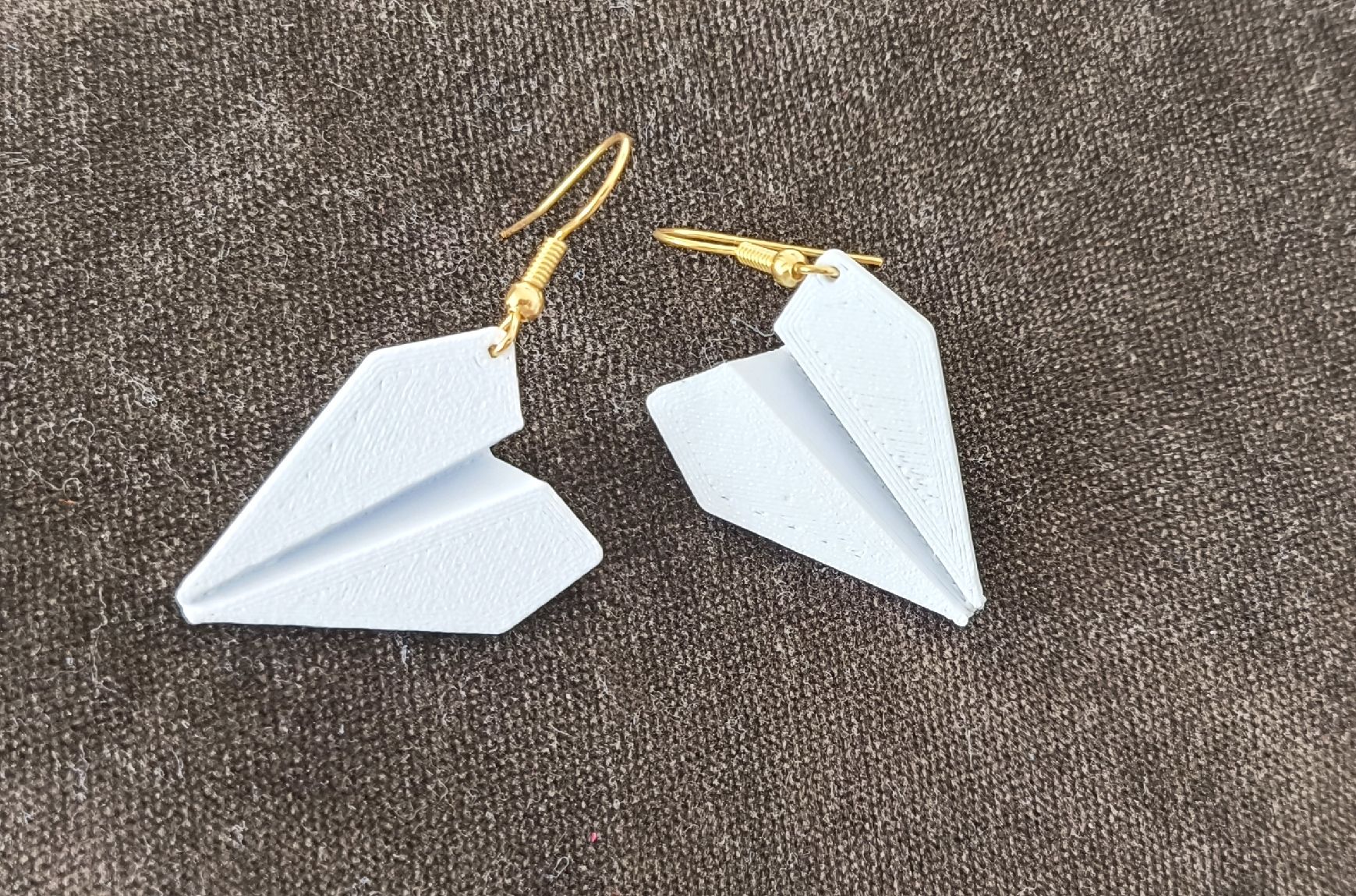 Orecchini pendenti & Orecchini a lobo: Ohrringe Papierflieger weiss – Nuovo (secondo la descrizione) da Oftringen venduto da amarjargal