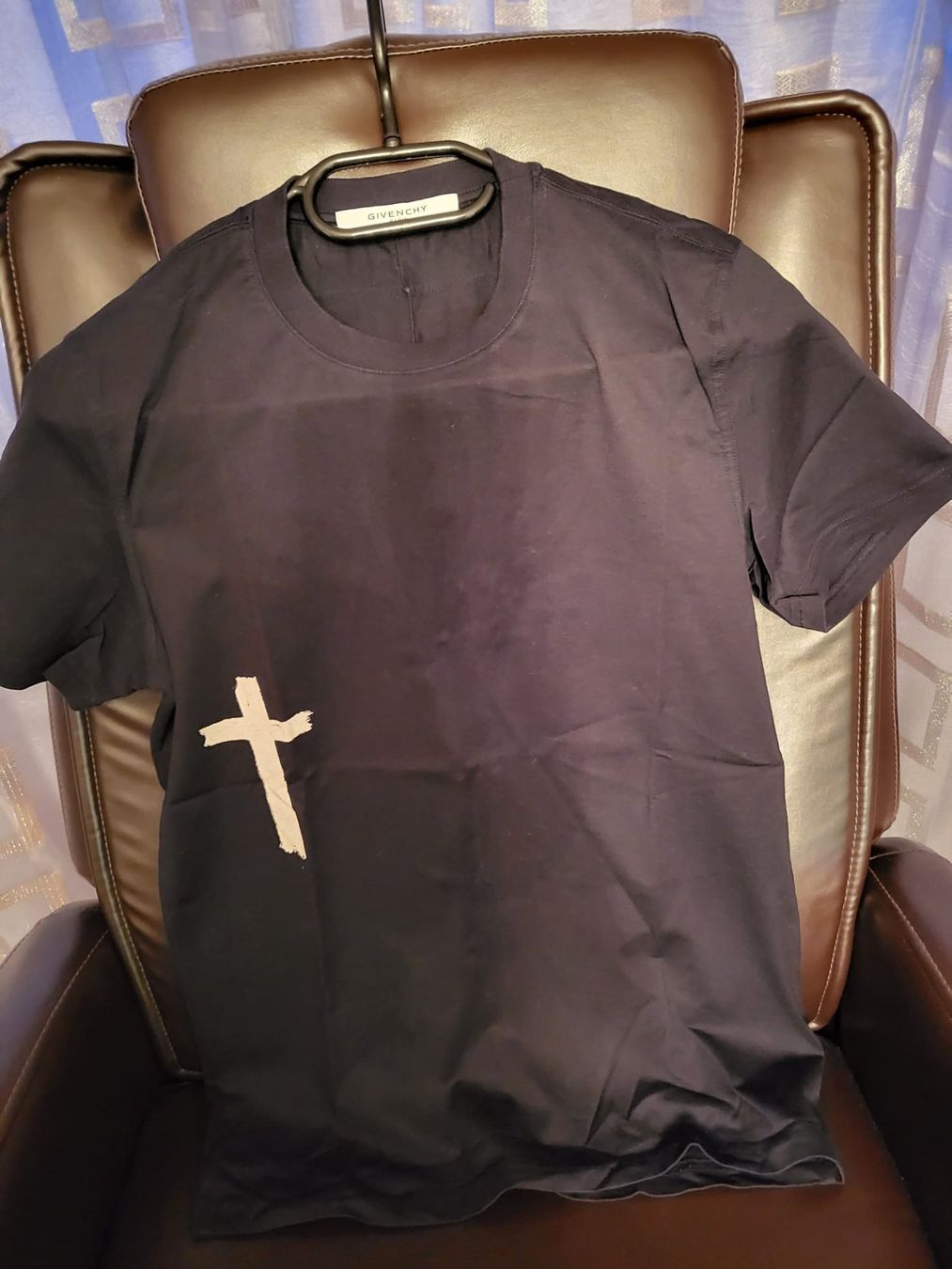 Givenchy T-shirt: Givenchy T-shirt – Nuovo (secondo la descrizione) da Grenchen venduto da Lucifero17