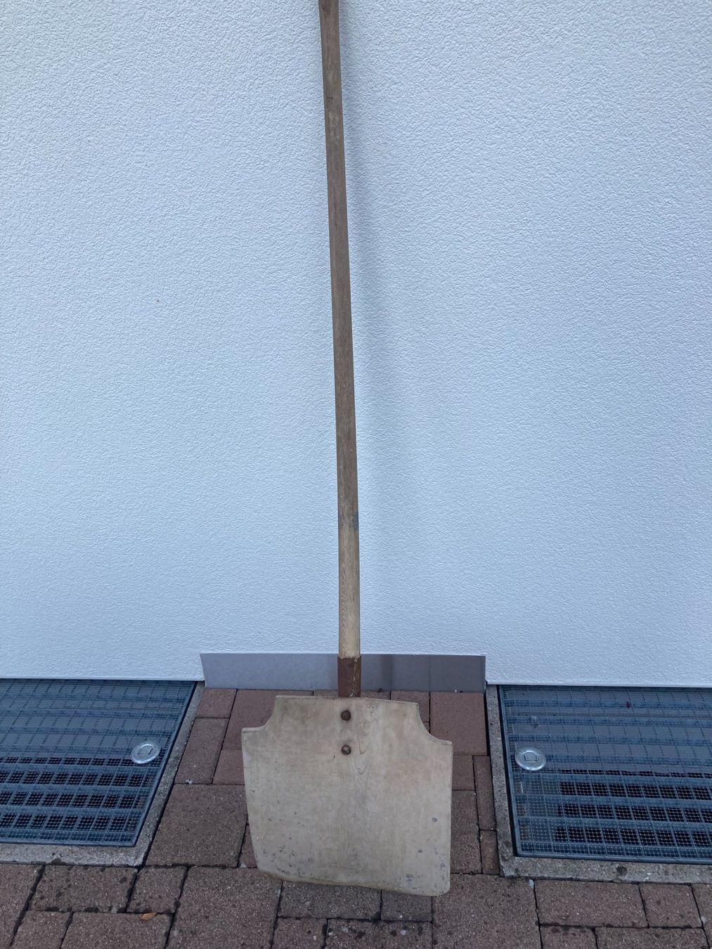 Tutti gli attrezzi: Schneeschaufel, Holz, Antik – Usato da Bauma venduto da Hmuggi 1