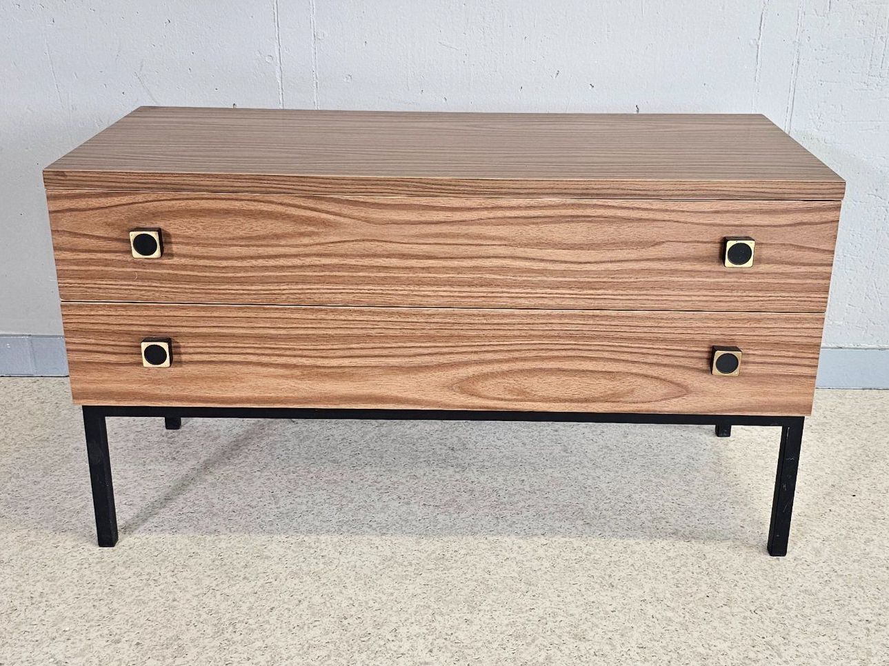 Cassettiere: Vintage 1970 Sideboard Holzoptik Kommode 2 Schubladen – Usato da Nottwil venduto da Wondewa-Shop