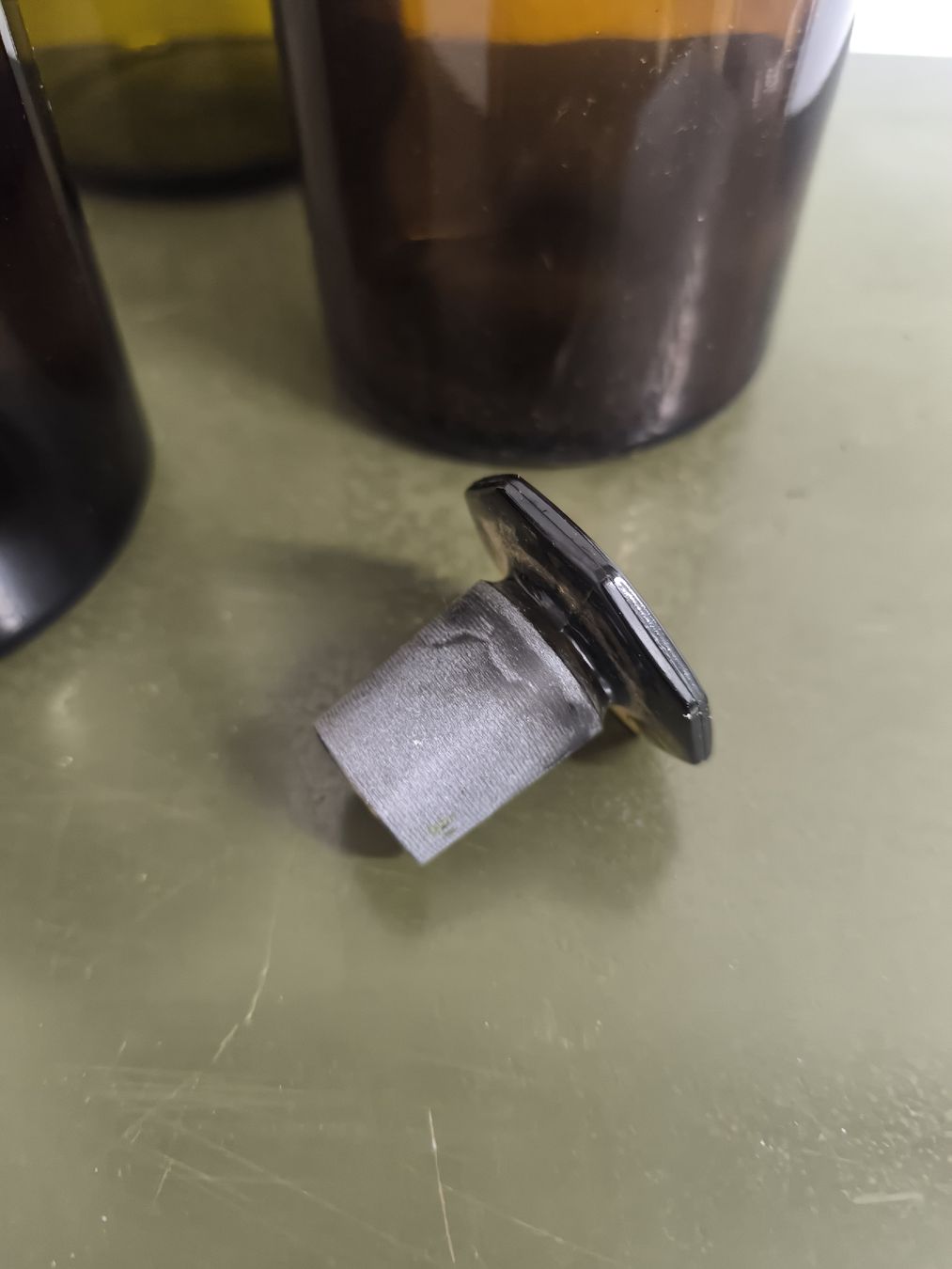 Accessori da laboratorio: Dunkle Glasflaschen mit schwarzem Verschluss – Usato da Zürich venduto da domi_nic1208 2