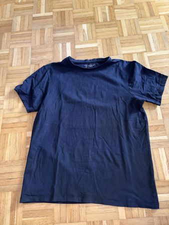 Schlichtes schwarzes T-Shirt, Grösse M, Top Zustand!