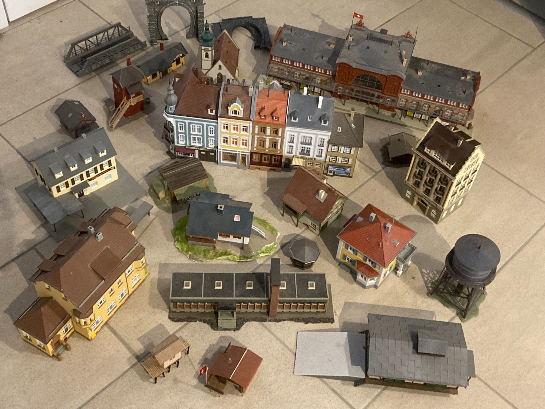 Modelleisenbahnen: Modelleisenbahn H0: Gebäude und viel Zubehör – Gebraucht aus Otelfingen von mos_x8x2