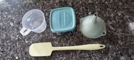 Tupperware-Set, Messbecher, Trichter & Spachtel, neu