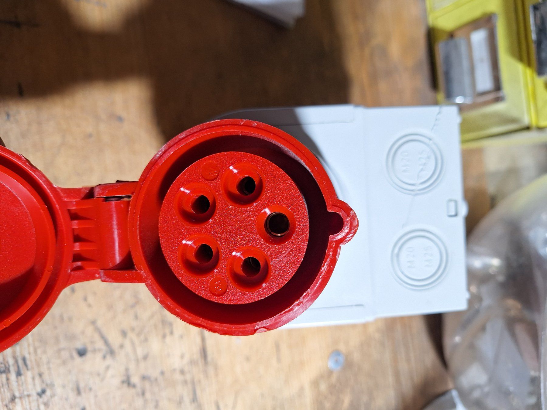 Fiches d'alim.: Steckdose 16A 400V – D'occasion à Recherswil par Toby.sk55 2