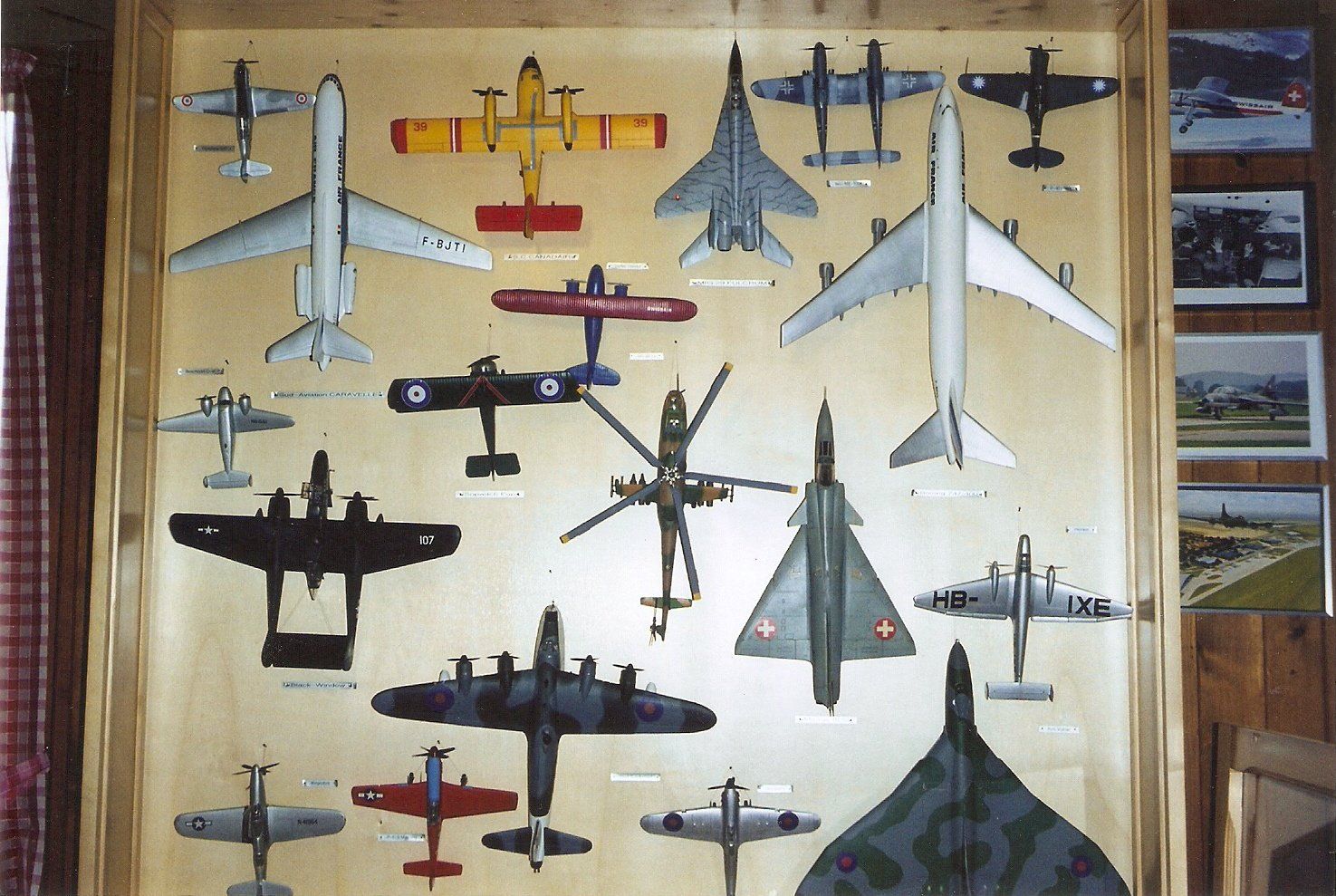 Modellbausätze & Standmodelle: Collection avions miniatures dans vitrine d'exposition bois. – Neu (gemäss Beschreibung) aus Vevey von rog_9vvj