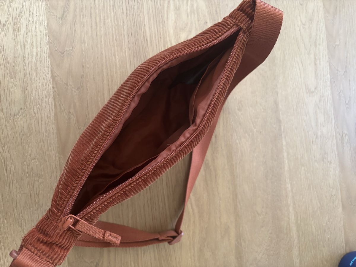 Uniqlo Borse: Uniqlo Umhängetasche – Usato da Siebnen venduto da sab_8v6t 1