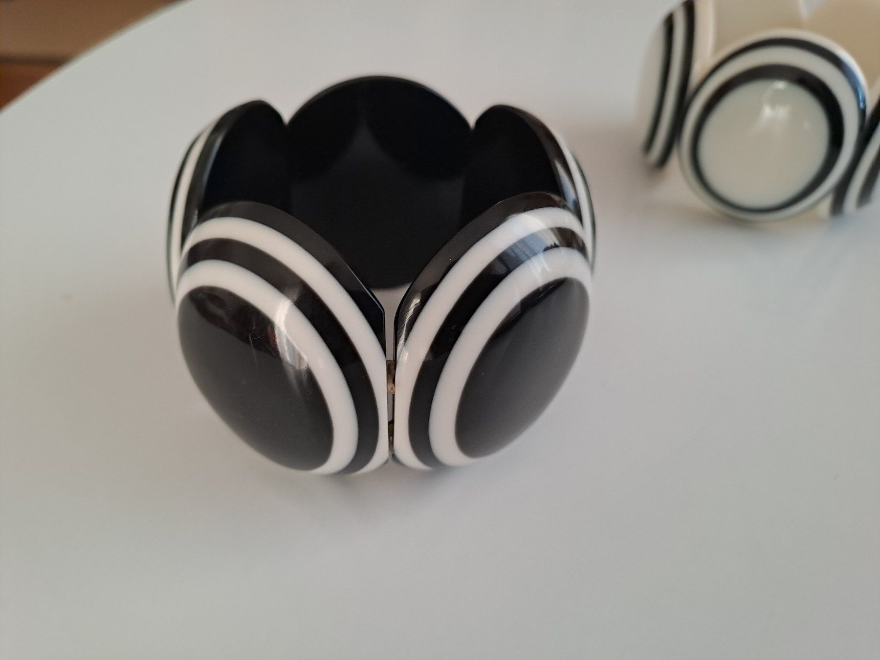 Bracciali & Braccialetti: 2 BRACELETS  BAKELITE NOIR-BLANC – Usato da LAUSANNE venduto da KWEW 2