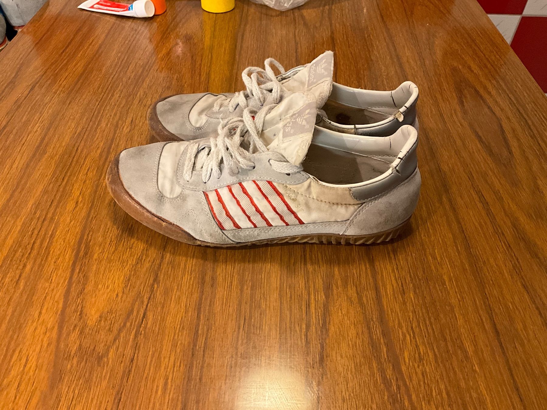 Adidas Scarpe da uomo: Vintage Adidas Indoor Super, Gr. 40.5 – Usato da Fribourg venduto da JohnZ89