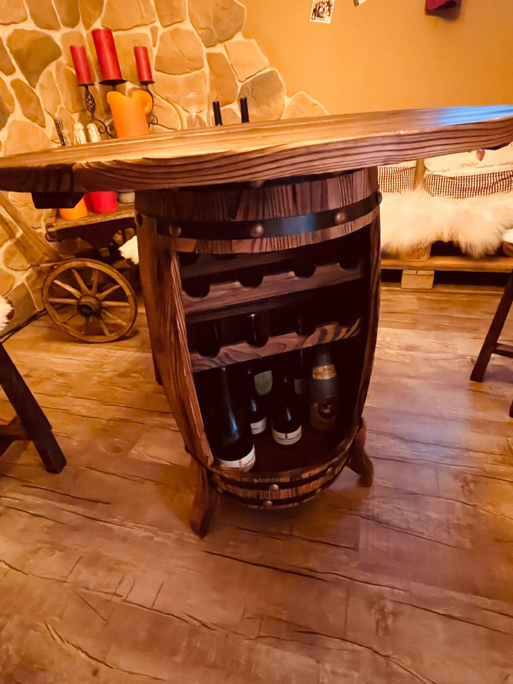 Set de table et chaises: Rustikales Tischset mit 4 Hockern gebraucht – D'occasion à Root par hue_8mqj 1