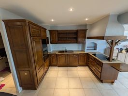 Cuisine agencée en bois massif / granit
