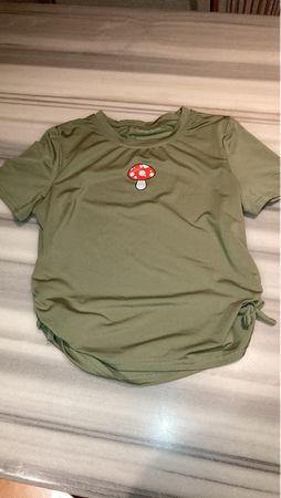 Olivegrünes Shirt mit Pilz🍄Gr.134/140 nr.2