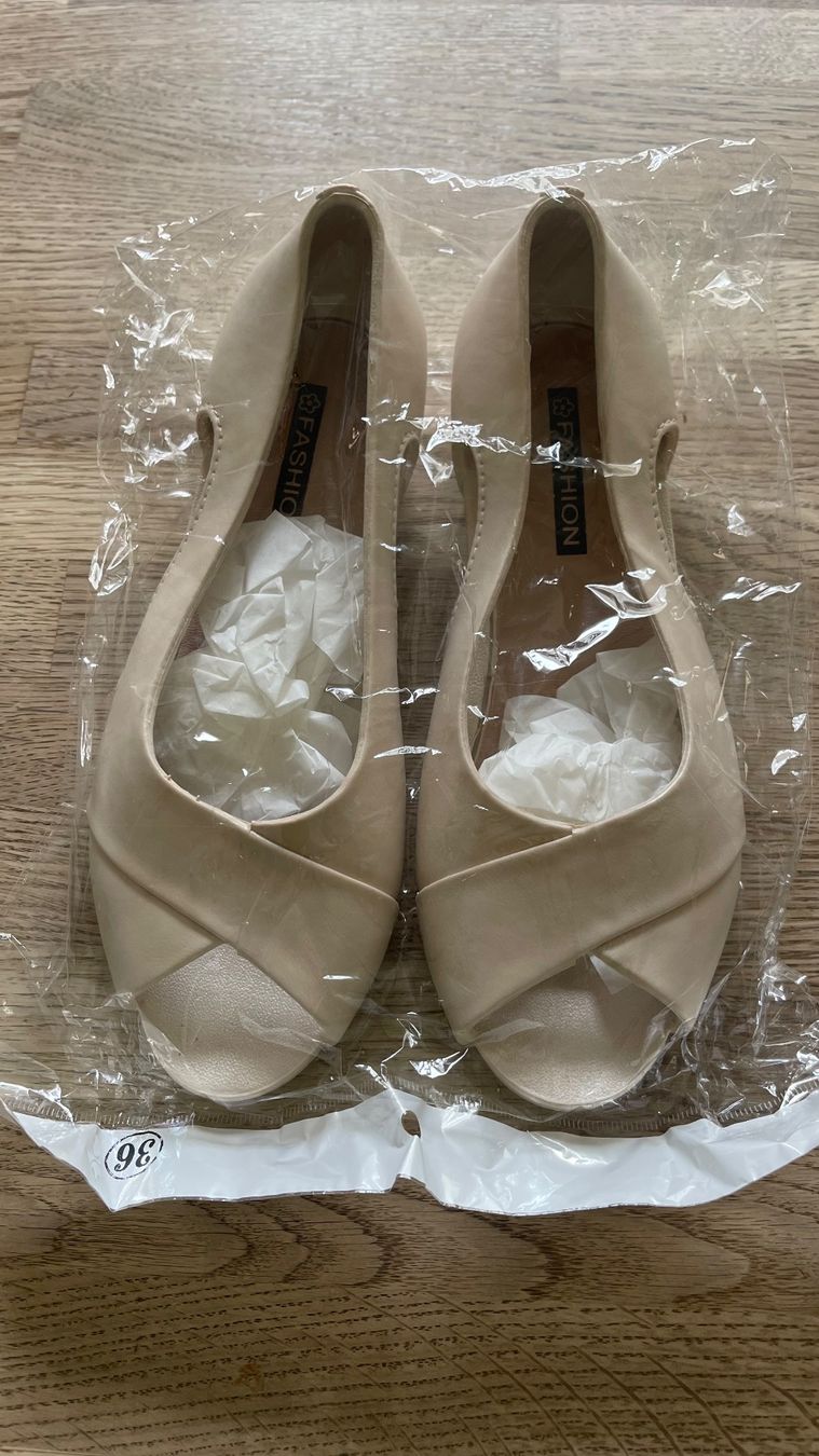 Chaussures femmes: Offene Damen Schule beige Gr. 36 – Neuf avec emballage d'origine à Wetzikon ZH par Schrungus